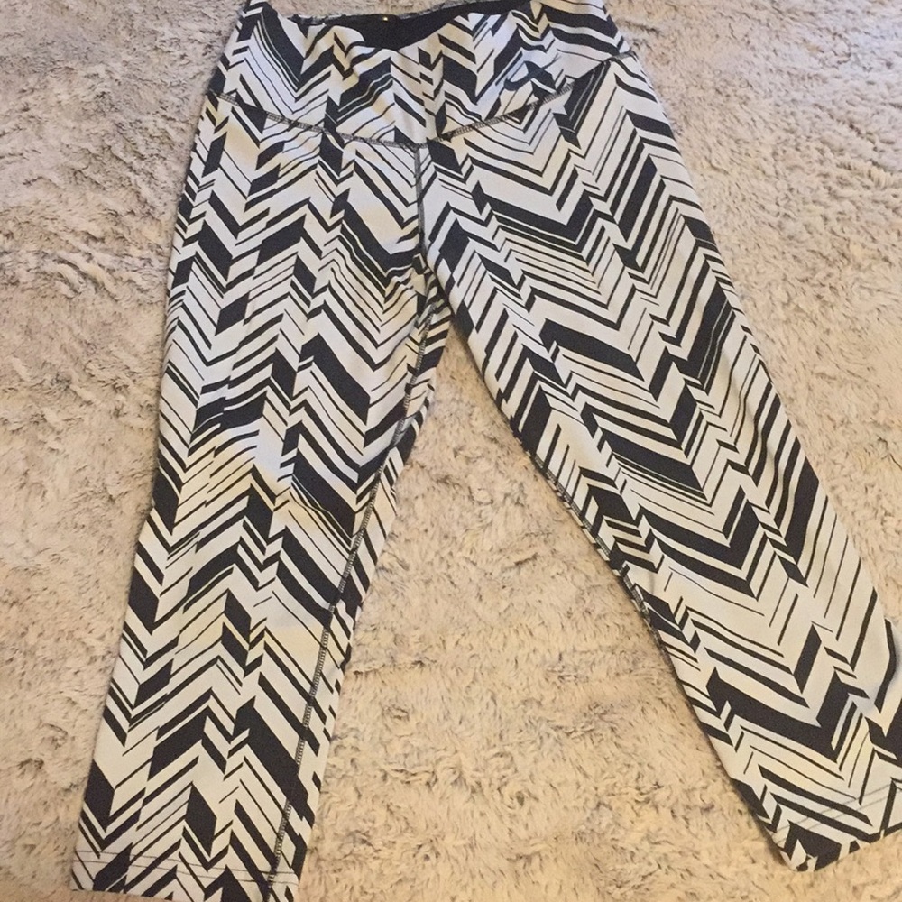 Nike Dri-Fit Capri’s-Black and white patterned